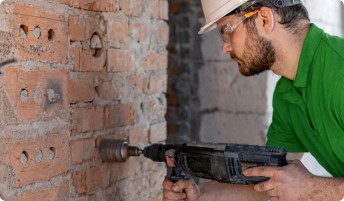 Штробление кирпичной стены под розеточную группу