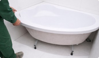 Установка угловой акриловой ванны с шумоизоляцией