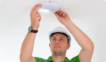 Установка накладных светильников на натяжной потолок с подключением к скрытой проводке