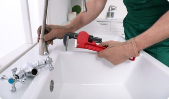 Установка смесителя на кухонную мойку с заменой подводки
