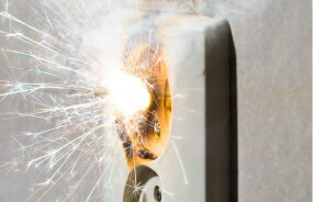 Электрик проводит диагностику на дому