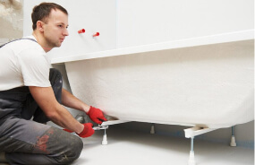 Новая ванна установлена после ремонта